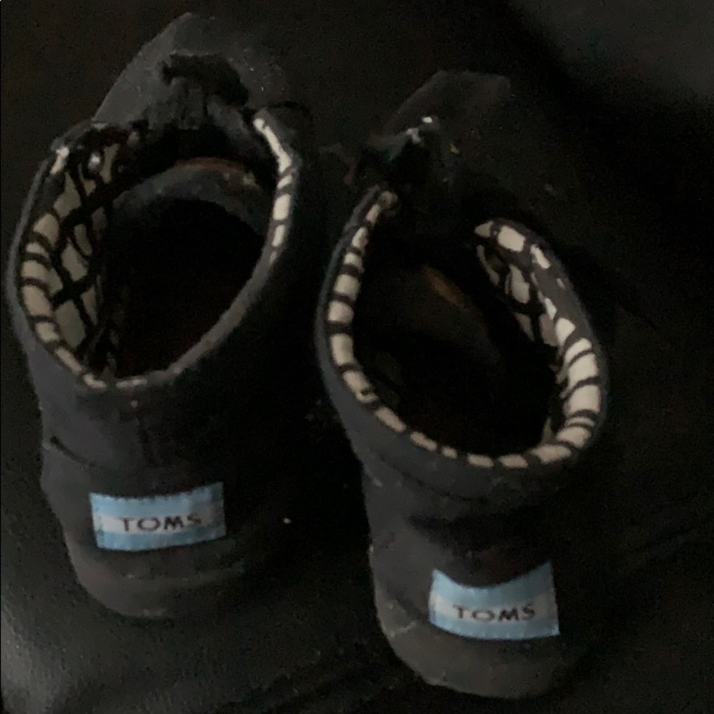 black toms shoes